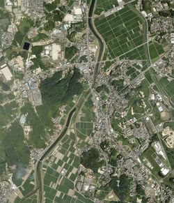 구 이나츠키 지역 중심부 주변 항공 사진.2007년 7월 31일 촬영한 3장을 합성하여 작성. 국토교통성 국토지리원 [https://mapps.gsi.go.jp/ 지도·항공사진 열람 서비스]의 항공 사진을 기반으로 작성.