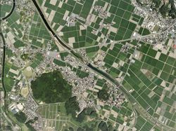 구 우스이 지역 중심부 주변 항공 사진.2007년 7월 31일 촬영한 2장을 합성하여 작성. 국토교통성 국토지리원 [https://mapps.gsi.go.jp/ 지도·항공사진 열람 서비스]의 항공 사진을 기반으로 작성.