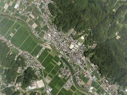 구 카호 지역 중심부 주변 항공 사진.2007년 7월 27일 촬영한 2장을 합성하여 작성. 국토교통성 국토지리원 [https://mapps.gsi.go.jp/ 지도·항공사진 열람 서비스]의 항공 사진을 기반으로 작성.