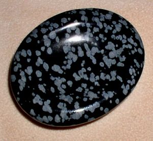 광택 처리된 눈송이 옵시디언(Snowflake obsidian). 크리스토발라이트 결정이 포함되어 형성됨