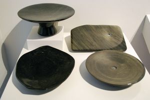 이달고주 에파소유칸 노팔리요의 빅터 로페즈 펠카스트레가 만든 흑요석으로 만든 접시 및 기타 제품. 멕시코시티 민속예술박물관에 전시됨.