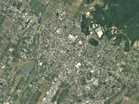 시청이 있는 구 아마기시 중심부 주변의 항공 사진.2017년 7월 13일 촬영한 3장을 합성하여 제작. 국토교통성 국토지리원 [https://mapps.gsi.go.jp/ 지도·항공사진 열람 서비스]의 항공사진을 바탕으로 제작