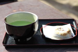 매화 가지떡과 녹차