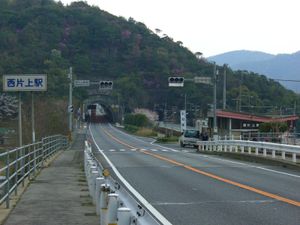 본 역 북쪽에는 국도 2호선이 있다. 이베・카타카미 지구는 국도 2호선과 아코선이 거의 나란히 달리고 있다.
