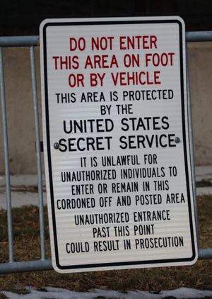 2021년 오바마 가족의 집에 설치된 비밀경호국 보호 지역임을 알리는 표지판