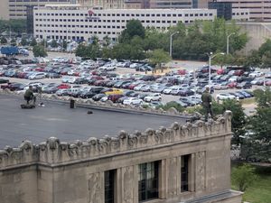 라이플을 삼각대에 고정한 채 지붕에 있는 두 명의 사격수