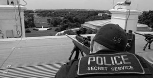 백악관 옥상에서 저격소총으로 무장한 비밀경호국 저격수