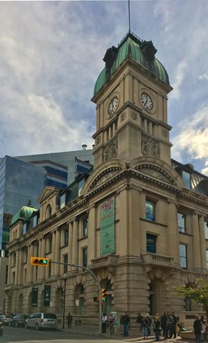 프린스 에드워드 빌딩은 전문 극단인 글로브 극장의 본거지이다.