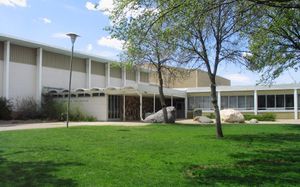 캠벨 고등학교는 세속적인 영어권 레지나 교육위원회가 운영하는 8개의 중등학교 중 하나이다.