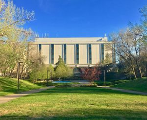 레지나 대학교의 존 아처 도서관. 1911년 설립된 이 대학교는 레지나 시에서 가장 오래된 대학교이다.