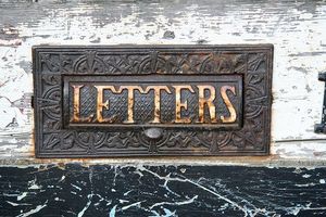 영국 링컨셔주 웜게이트 마을의 19세기 슬롯 우편함