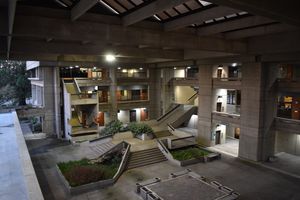 버른 W. 밀러 시빅 센터의 일부인 지붕이 있는 안뜰. 이 센터는 공공 도서관 분관, 소방서, 시청, 경찰서(2020년까지) 등 여러 건물로 이루어진 복합 시설이다.