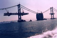 1986년 4월, 남북 비참세토대교(南北備讃瀬戸大橋)의 교량 상판 설치