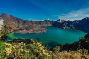 린자니 산 (Mount Rinjani)의 분화구 호수, 인도네시아