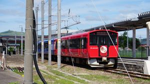 오가역에서 상부 가선을 통해 충전 중인 EV-E801 전동차