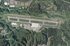 현 아키타 공항 주변 항공 사진 (2018년 6월)국토교통성 국토지리원 [https://mapps.gsi.go.jp/ 지도·항공사진 열람 서비스]의 항공 사진을 바탕으로 작성