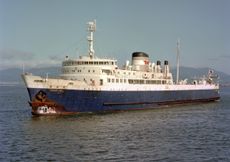 석호환(石狩丸, 2대)의 선수에서 작업하는 강취자동정(綱取自動艇) 하루카제(はるかぜ)