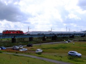 기관차에 견인되어 요코가와 강 교량을 건너는 E6계(2013년 10월 13일)