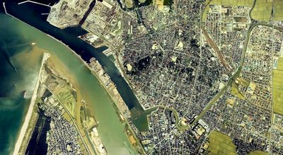 최상강 하구 주변 항공사진. 사카타 항과 사카타 시 시가지는 최상강 하구 우안에 형성되어 있다. 1976년 촬영한 14장을 합성하여 제작. 국토교통성 국토지리원 [https://mapps.gsi.go.jp/ 지도·항공사진 열람 서비스]의 항공사진을 기반으로 제작.