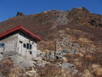 봉명휴테(鳳鳴ヒュッテ)와 암벽 등산로