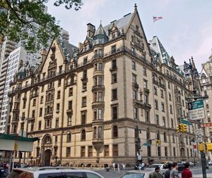 다코타 빌딩(The Dakota building), 레논이 살면서 작곡을 했고, 카세트 테이프에 이 곡의 데모를 녹음했던 곳