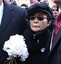 존 레논의 기일에 스트로베리 필즈(기념비)에 헌화하는 요코(2005년 12월 8일)