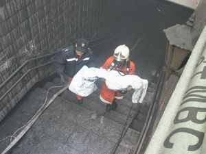 소방관이 시신을 수습하는 모습