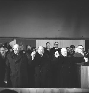 1963년 동독 제6차 당대회에서 소련 지도자 니키타 흐루쇼프(오른쪽에서 두 번째)와 함께한 니콜라이 포드고르니(왼쪽에서 두 번째)