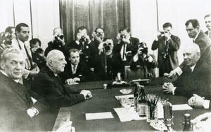 국가원수 자격으로 포드고르니(오른쪽 착석)가 모스크바에서 프랑스 대통령 샤를 드골(왼쪽 착석)을 만났다.