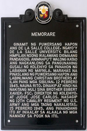 2020년에 데 라 살레 대학교 안에 설치된 대학살 희생자들을 기리는 역사적 표지석