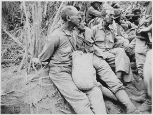 행군 중 촬영된 포로들. 그들은 손이 뒤로 묶여 있다.