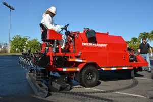 아스팔트 포장면 밀봉 기계