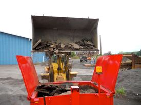 재활용을 위해 쌓여있는 재생 아스팔트 포장(RAP) 조각