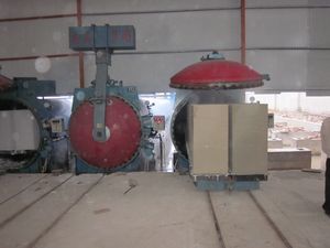 열과 압력 하에서 완제품으로 빠르게 경화하기 위해 오토클레이브에 투입될 준비가 된 미경화 AAC 블록(오른쪽); 중국 AAC 생산 현장.