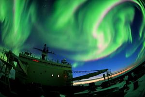 오로라를 배경으로 한 쇄빙선 시라세