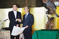 1977년 9월 5일, 국민영예상 수여식에서 왕정치와 함께(오른쪽)