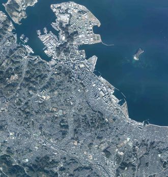 요코스카 시 중심부 주변 항공 사진. 2016년 1월 4일 촬영한 58장을 합성하여 제작. 국토교통성 국토지리원 [https://mapps.gsi.go.jp/ 지도·항공사진 열람 서비스]의 항공사진을 바탕으로 제작.