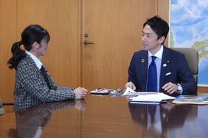 2019년 고이즈미 신지로와 시바사키 코우