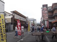 누마즈항에 있는 해산물 가게와 식당들이 늘어선 거리