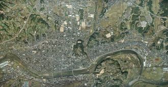 쓰야마시 중심부 주변 항공 사진 (1976년 10월 27일 촬영). 국토교통성 국토지리원 [https://mapps.gsi.go.jp/ 지도·항공사진 열람 서비스]의 항공사진을 바탕으로 작성