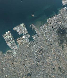 마루가메 시 중심부 주변 항공사진.2021년 1월 21일 촬영한 19장을 합성하여 제작. 국토교통성 국토지리원 [https://mapps.gsi.go.jp/ 지도·항공사진 열람 서비스]의 항공사진을 기반으로 제작.