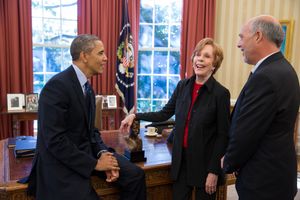 2013년 버넷과 남편 브라이언 밀러와 함께한 버락 오바마 대통령 (오벌 오피스에서)