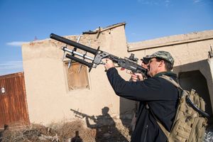 2017년 12월 아프가니스탄에서 에스퍼가 실험적인 대드론 무기를 시험하는 모습.