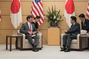 2019년 8월 7일, 마크 에스퍼 장관이 방위장관으로서의 첫 해외 순방 중 일본 도쿄에서 아베 신조 총리와 만남. 이는 인도-태평양 지역을 국가방위전략의 주요 초점으로 강조하는 것을 보여준다.