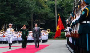 2019년 11월 20일, 에스퍼가 하노이에서 응오 쑤언 릭 베트남 국방장관과 함께 군대를 사열하는 모습