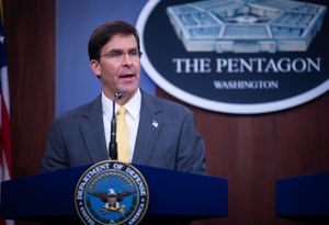 2019년 8월 28일, 에스퍼 국방장관이 국방부에서 첫 번째 합동 기자회견에서 기자들과 이야기하고 있습니다. 에스퍼 장관은 재임 기간 동안 매달 공식 기자회견을 열었습니다.