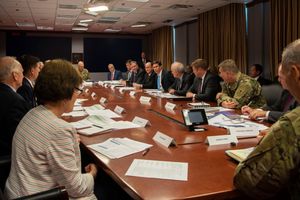 2019년 10월 2일, 에스퍼 장관이 국방부에서 민간 지도부 팀과 군 수뇌부와 만나 군 주택 문제를 논의하는 삼군 원탁회의를 개최하는 모습.