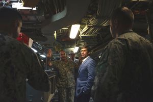 2019년 9월 25일 버지니아주 노퍽에서 핵추진 공격 잠수함을 방문한 에스퍼 장관. 그의 군 현대화 계획에는 연간 최소 3척의 핵추진 공격 잠수함 건조에 초점을 맞춘 미국 해군의 새로운 전력 구조가 포함되었다.