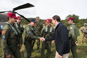 2018년 9월 22일, 독일 호헨펠스(Hohenfels)에서 열린 다국적 합동 대비 훈련(Joint Multinational Readiness Training) 방문 중 미군과 연합군 병사들과 이야기하는 마크 T. 에스퍼(Mark T. Esper) 육군 장관.