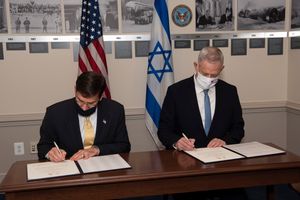 2020년 10월 22일, 펜타곤에서 열린 양자 회담에서 마크 T. 에스퍼(Mark T. Esper) 국방장관과 베냐민 간츠 이스라엘 국방장관이 안보 문서에 서명하고 있다.